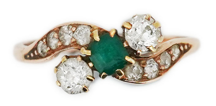 An emerald & diamond ring, early 20th century